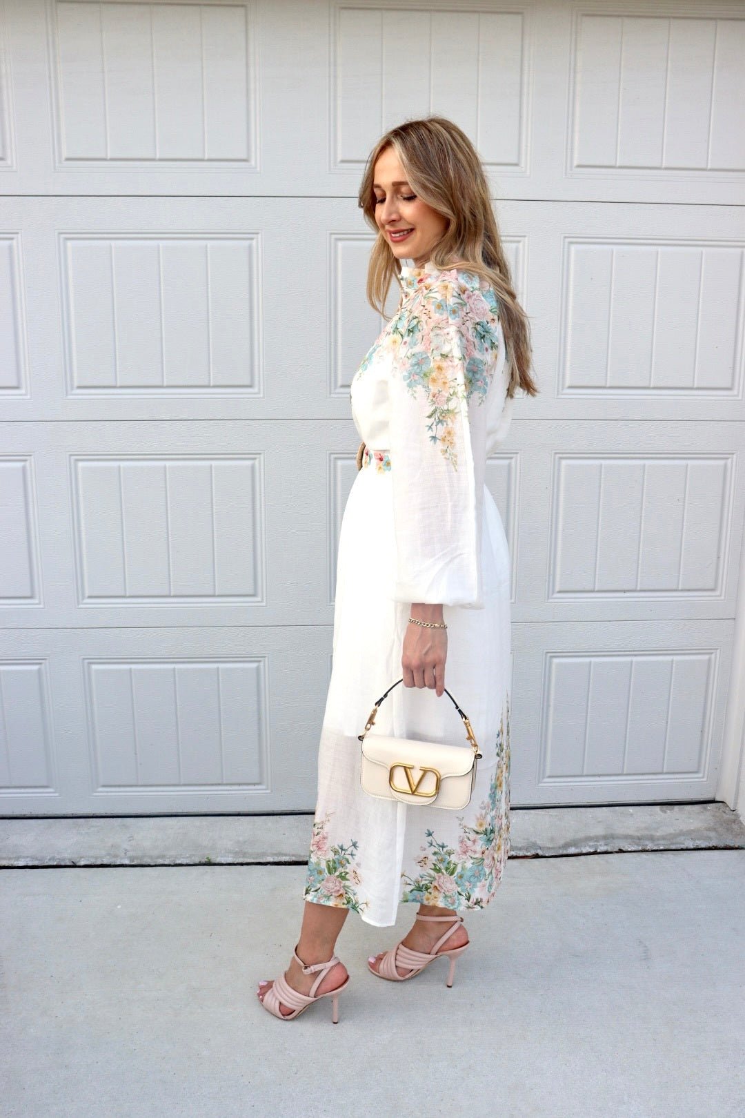 Feminine styling with the Sicily Hijab  floral buttons long sleeve belt Dress!  - Elegant embroidered with enchanting flowers - Detailed intricate lace- V neck with Elastic cuff - Buckle belt included - Cotton Slip included - Material : Linen 70%, Tencel 65%