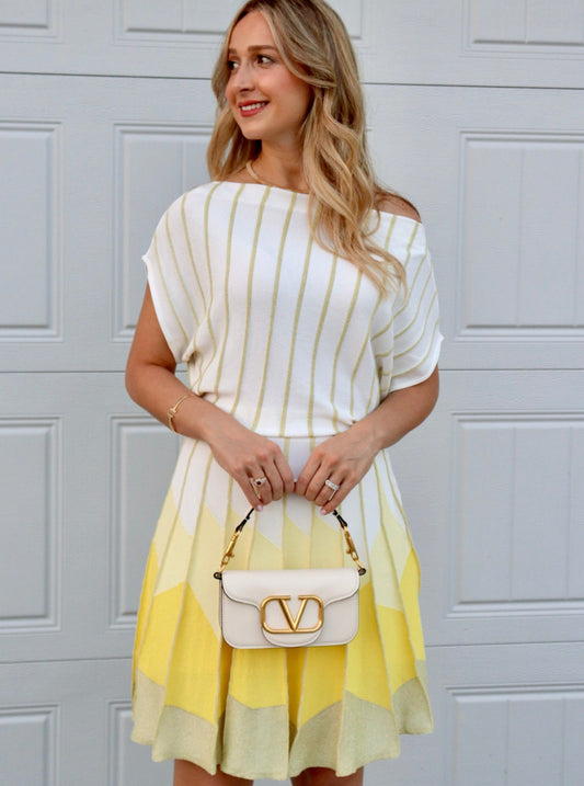 Feminine styling with the Hawaii lines yellow white Dress!  - Formal and suitable for events occasions.   - Top blouse and skirt  - Boat neck blouse that adapts to every style  - Material: Polyester 